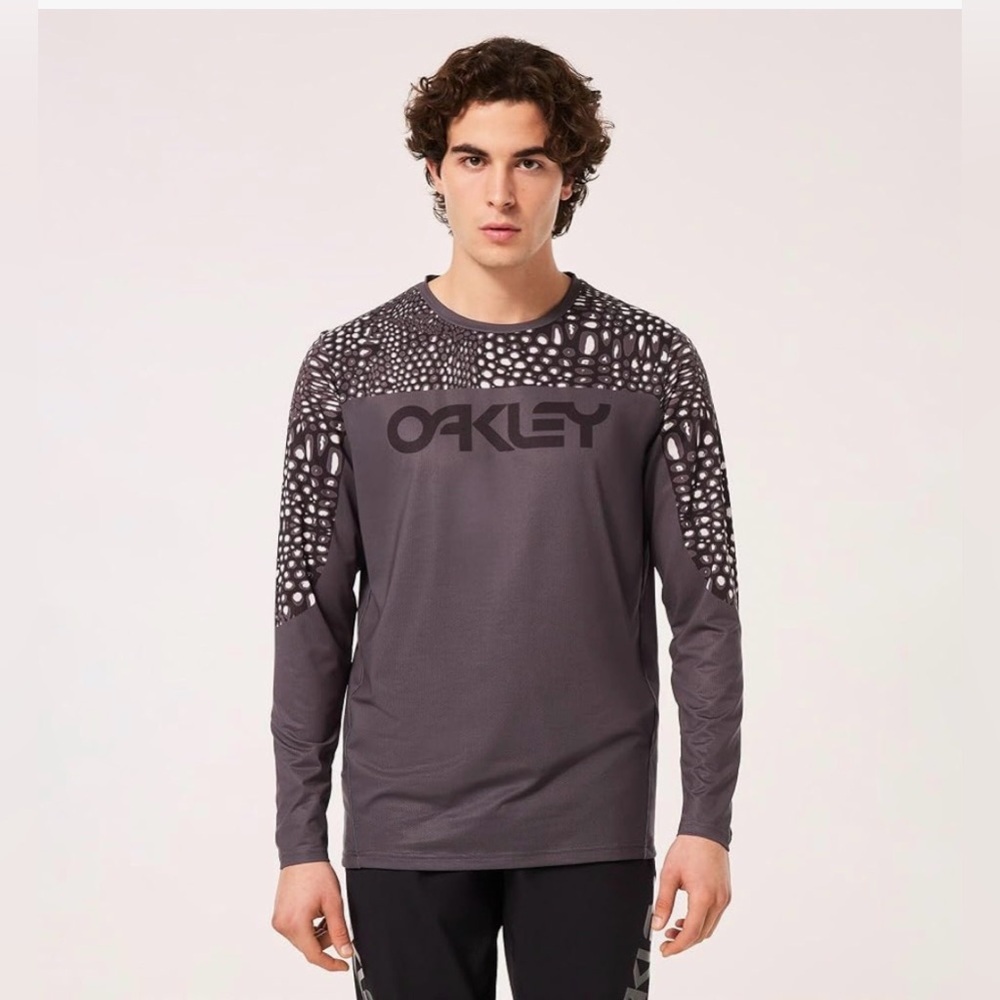 Oakley Men's Charcoal and Black Patterned Long Sleeve Tee